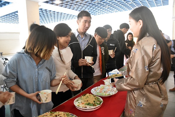Mongolian students serving dishes 