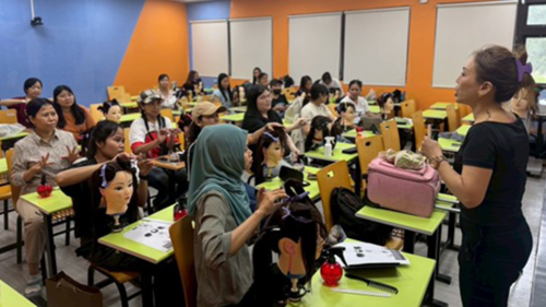 Class situation of new immigrants in hairdressing class(Open new window/png file)Image