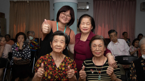 奇蹟之家社工與長輩合影(另開新視窗/png檔)圖片