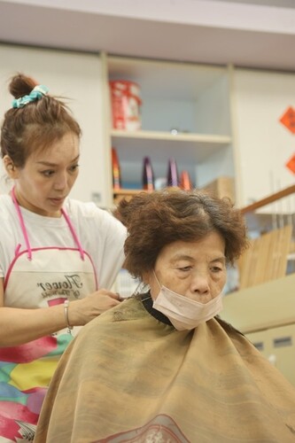 新住民為奇蹟之家長輩剪髮。(另開新視窗/jpg檔)圖片