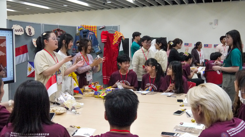 營隊開幕式現場,國際青年與在地高中生共同參與,展現多元文化交流的熱情。(另開新視窗/jpg檔)圖片