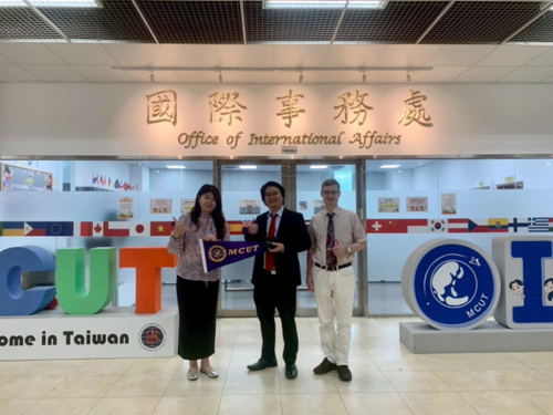 明志科技大學李潔嵐國際長(左)與泰國拉卡邦先皇技術學院King Mongkut's Institute of Technology Ladkrabang(KMITL) 的 Dr. Kolawach Chalermpong合影。(Open new window/png file)Image