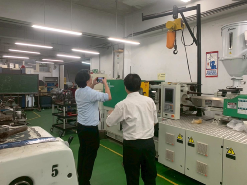 Dr. Chil-Chyuan Kuo (right) introduced Dr. Kolawach Chalermpong (left) to the Department of Mechanical Engineering.(Open new window/png file)Image