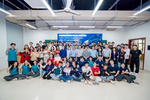 Group Photo of Teachers and Students from All Countries(Open new window/jpg file)Image