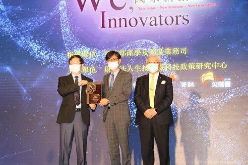 Professor Jyh-Wei Lee from the Center for Plasma and Thin Film Technologies won the 17th National Innovation Award(Open new window/jpg file)
