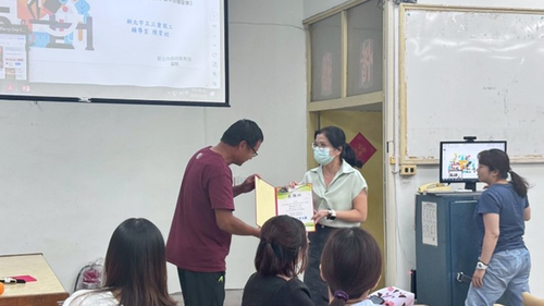 明志科技大學環安衛系主任劉禎淑(右)代表學校出席【科大×技高×國中：多元升學進路分享講座】—新北市新莊國中場次，宣導學校的辦學理念、優質資源與豐厚獎學金(另開新視窗/png檔)圖片