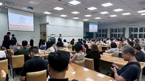 介紹環境與安全衛生工程系的課程安排與與就業發展。左圖為獲頒感謝狀，右圖為現場家長參與狀況。(另開新視窗/png檔)圖片