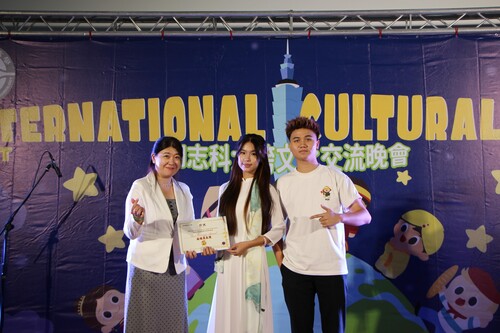 Dream Walkers from Vietnam received the “Best Courage” award.(Open new window/jpg file)Image