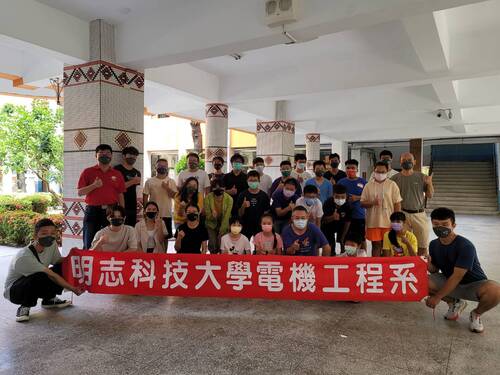 明志科技大學「AI自走車體驗營」活動第一天抵達國立成功商業水產職業學校相見歡大合照。(另開新視窗/jpeg檔)圖片