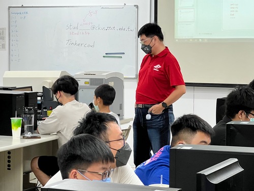 明志科大王得貴老師(中)上課中指導學童撰寫python程式語言。(另開新視窗/jpeg檔)圖片