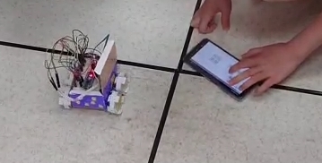 學童用自己寫的程式APP操作自走車。(另開新視窗/jpeg檔)圖片