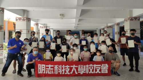AI自走車體驗營讓學生短時間內完成作品並頒給研習證書，有助學習歷程增添色。(另開新視窗/png檔)圖片