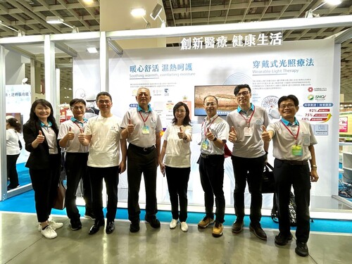 台塑生醫王瑞瑜董事長(中)、劉慧啟總經理(左三)與明志科大劉祖華校長(左四)及隨行學校主管於雙方技術合作之商品化產品展區前合影。(另開新視窗/jpg檔)圖片