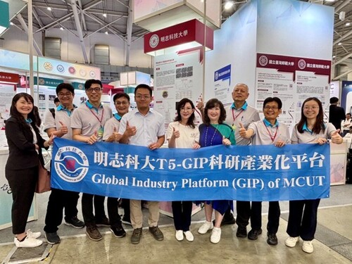 台塑生醫王瑞瑜董事長（中）與明志科大參展團隊及工作人員合影留念。(另開新視窗/jpg檔)圖片