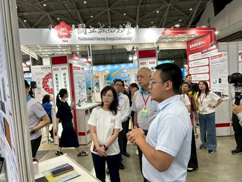 台塑生醫王瑞瑜董事長(左一)、劉祖華校長(左二)參觀亞洲生技展四樓展區，聆聽由明志科大張峻瑜教授說明參展技術「聚肽高分子基肌肉修復支架」。(另開新視窗/jpg檔)圖片
