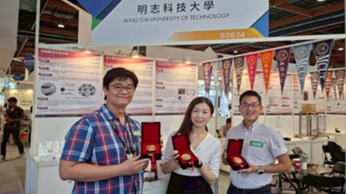 明志科技大學參加2025年台灣創新技術博覽會，榮獲3面金牌，材料系賴怡廷老師(右起)、工設系賴宛吟老師及機械系馮奎智老師於展示區前合影。(另開新視窗/png檔)圖片