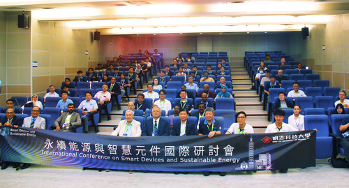 『2025永續能源與智慧元件國際研討會』於10月15日至17日在明志科技大學盛大舉辦，與會專家學者合影。(另開新視窗/jpg檔)圖片