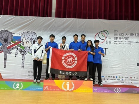 Photo of the women's 46kg taekwondo sparring bronze medalists posing for a group photo.(Open new window/jpg file)Image