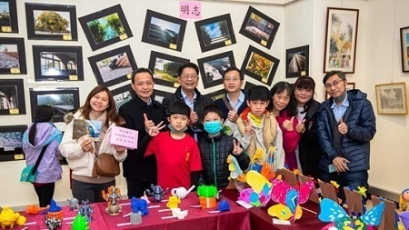 The Elementary school artists took a picture with their teachers and Dr. Tien-Yao Li.