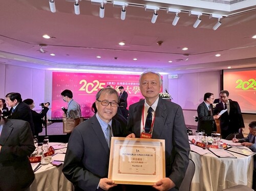 明志科技大學劉祖華校長 (右) 獲贈遠見雜誌綜合績效-私立大學典範大學獎於典禮現場與教育部長鄭英耀(左)合影留念。(另開新視窗/jpg檔)圖片