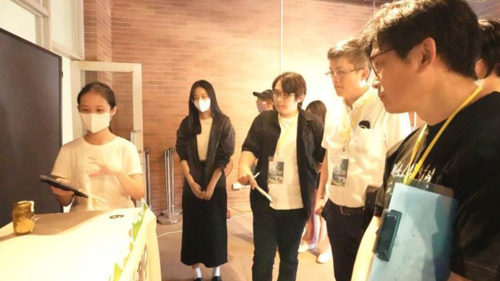 Student team presenting their work to industry mentors and Director Yang at the booth.(Open new window/png file)Image