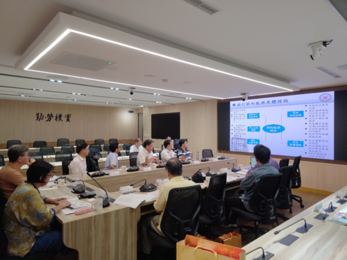 總務長孟魁簡報說明本校節約能源具體措施。(另開新視窗/png檔)圖片