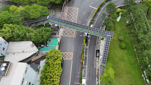 明志科大太陽能人行天橋空拍圖，180KW 快速充電樁一座、7KW 慢速充電樁五座。(另開新視窗/png檔)圖片