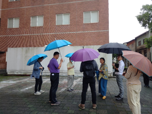 本校同仁針對陳委員、林委員提問進行儲能櫃安全性及防護裝置說明。(另開新視窗/png檔)圖片