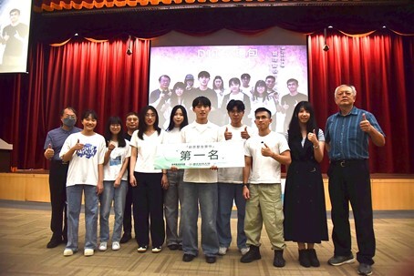 Group photo of the first-place winners of the Creative Integration Final, with headmaster Thu-Hua Liu (far right) and Dean Lin Jin Kwan (far left).(Open new window/jpg file)Image