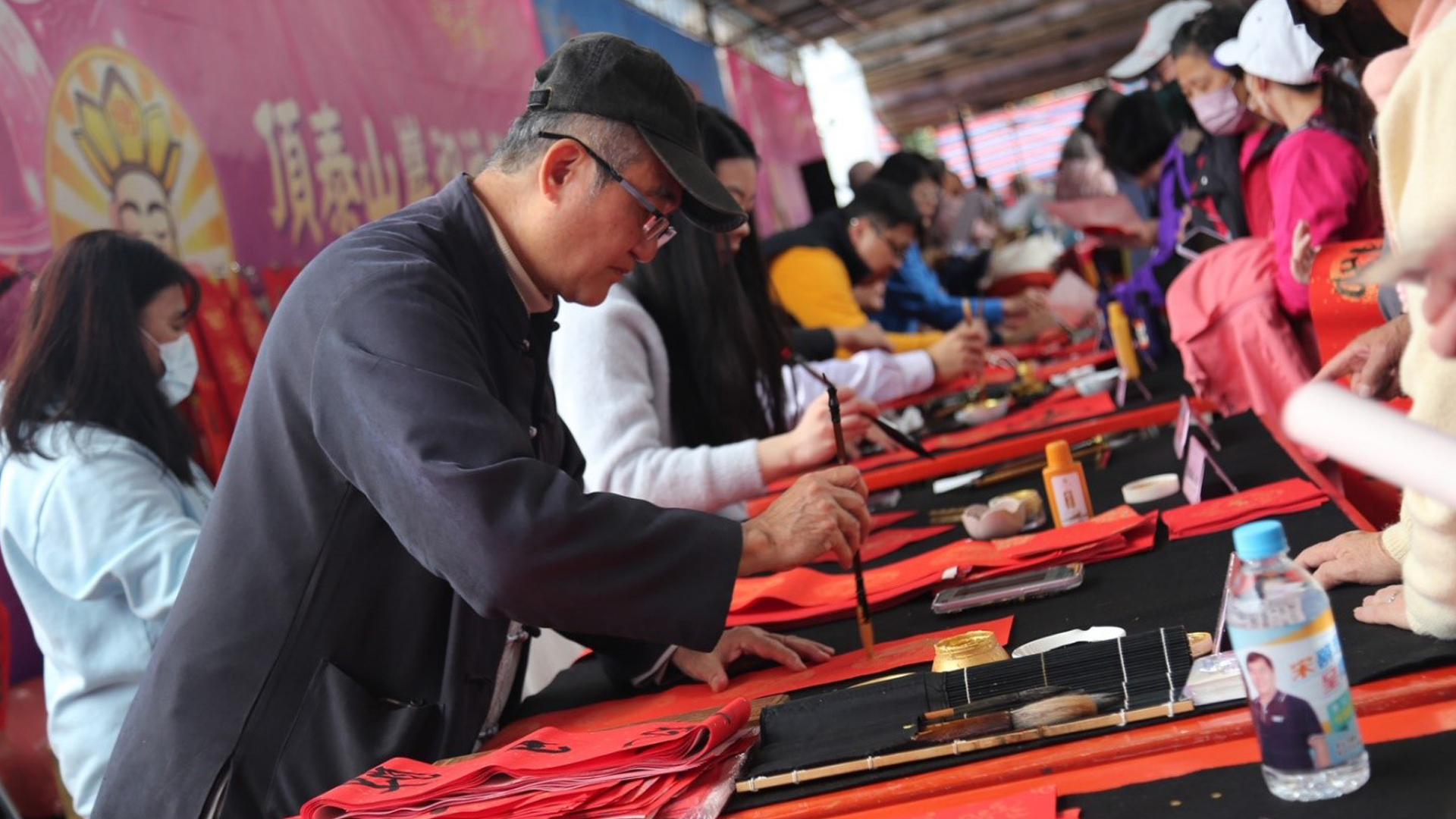 Galloping into the New Year! Calligraphy Spring Couplets Event at Dingtaishan Temple Promotes Traditional Culture