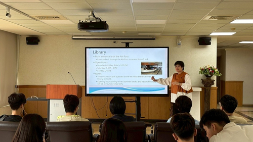 Library staff introducing library services to students during the session(Open new window/png file)Image