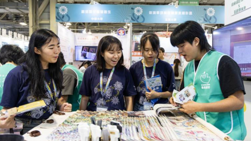 The student team presented their work, creative concepts, and the project's relevance to visitors at the booth.(Open new window/png file)Image