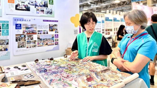 The student team introduced the booth, project concept, and exhibits to the visitors.(Open new window/png file)Image