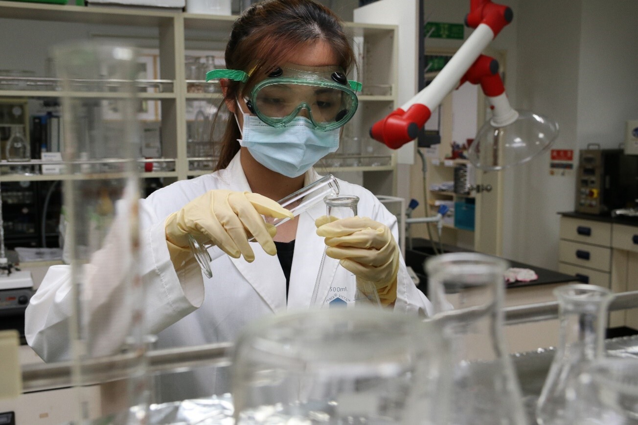 Students conduct development of reagents in the experiment laboratory and gain practical experience outside the classroom.