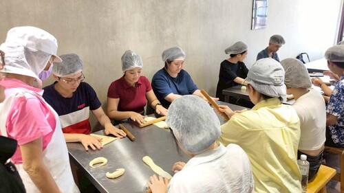 境外生親手體驗製作三峽牛角麵包(另開新視窗/jpg檔)圖片