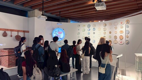 學生專心聆聽博物館館員講解陶瓷的歷史與用途，並欣賞館內精美的陶藝作品(另開新視窗/jpg檔)圖片