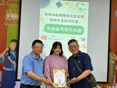 Mr. Chang Han-Chung (left) from Wende Elementary School in Banqiao District, New Taipei City, and Mr. Lu Po-An (right), Acting Section Chief of the International and Multicultural Education Division, New Taipei City Education Department, jointly presented a certificate of appreciation to Ms. Chieh-Lan Li, Director of the Office of International Affairs at Ming Chi University of Technology, in recognition of the university’s support in organizing the event.(Open new window/jpg file)Image