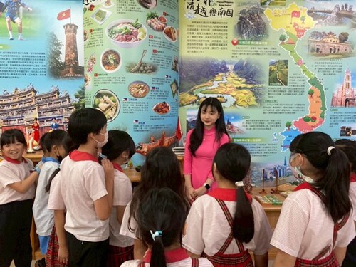 A Vietnamese international student introduces her culture to elementary school children, sharing unique traditions and customs from her hometown.(Open new window/jpg file)Image