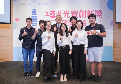 明志科大劉祖華校長、工設系李鍇朮老師與工設系獲獎團隊合影