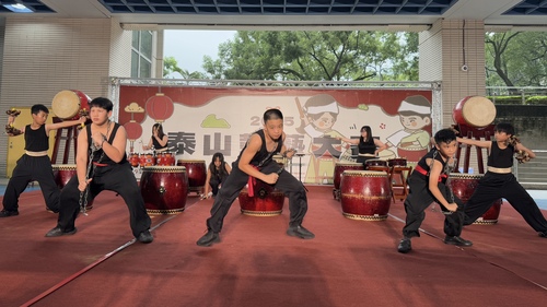 Mitsang Elementary School from Bali District, New Taipei City, showcased a fresh take on drum art by incorporating modern music elements and creative choreography.(Open new window/jpg file)Image