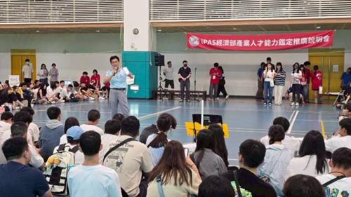 Ming Chi University R&D Director Chen Sheng-Chi Explains the Importance of Junior Internships and Obtaining iPAS Certifications to Freshmen(Open new window/png file)Image