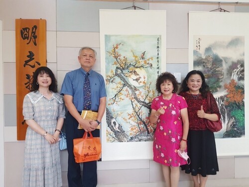 本校劉祖華校長(左二)、新莊書畫會理事長徐秀娥(右二)合影。(另開新視窗/jpg檔)圖片