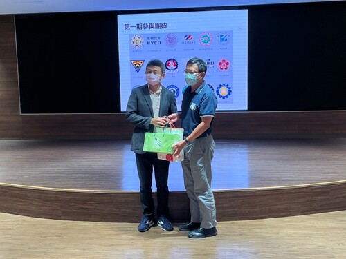 劉豐瑞教務長代表致贈禮品感謝詹副教務長蒞臨本校演講(另開新視窗/jpg檔)圖片