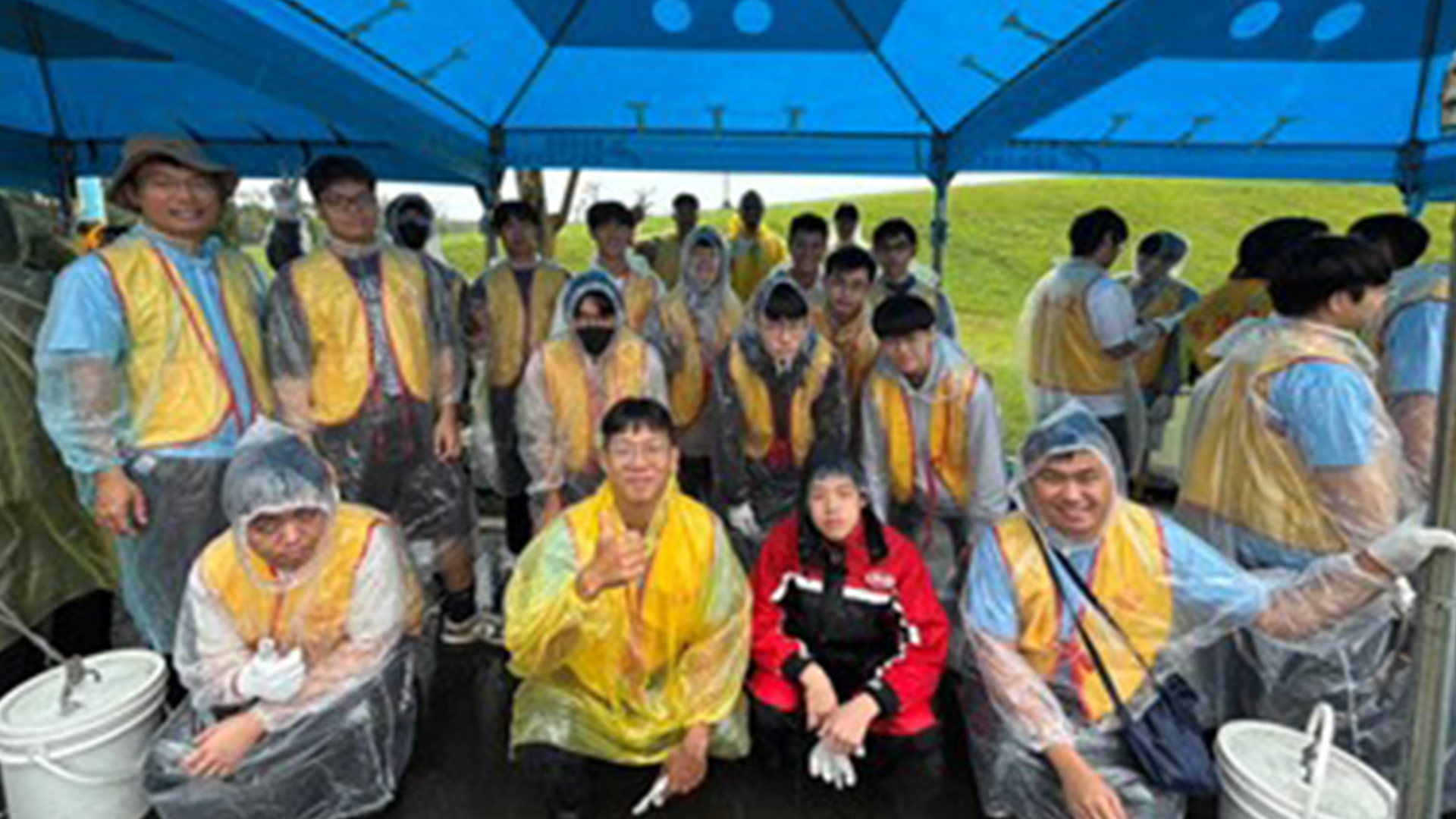 Service volunteers dispatched to clean up the beach at Waziwei