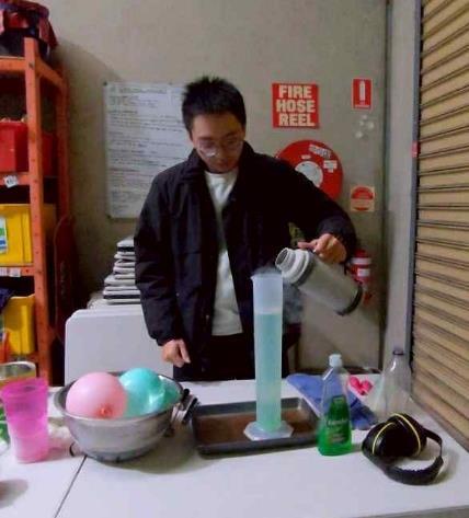 Students Yu-Tseng Wu conducting liquid nitrogen experiments.(Open new window/jpg file)Image