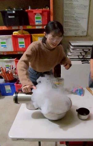 學生廖悠芩增製作液態氮相關實驗。(另開新視窗/jpg檔)圖片