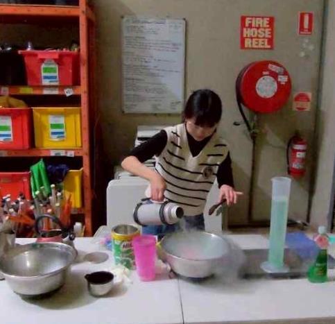 學生王祈媛製作液態氮相關實驗。(另開新視窗/jpg檔)圖片