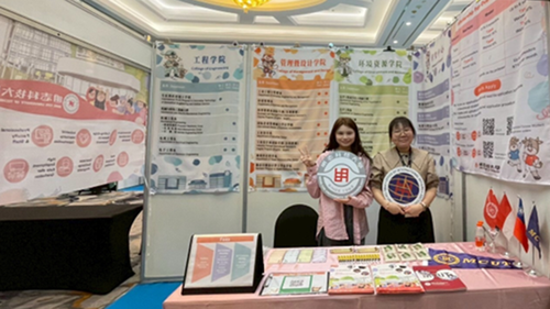 Ms. Yu-Fang Tung (right), Division Chief of the Overseas Student Affairs, Office of International Affairs, and Ms. Fanng Gao (left), staff member of the Overseas Student Affairs, represent MCUT at the fair, showcasing the university’s features and admission information.(Open new window/png file)Image