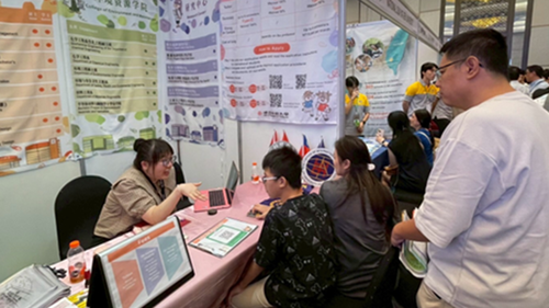 Ms. Yu-Fang Tung (left), Section Chief of the Overseas Student Section, Office of International Affairs, MCUT, introduces the university’s featured colleges, programs, and scholarship opportunities to local students and parents at the “2025 Taiwan Higher Education Fair in Indonesia.” The lively interactions highlighted MCUT’s active efforts in expanding international recruitment.(Open new window/png file)Image