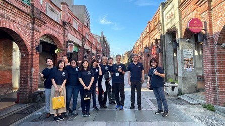 As part of its USR initiative, MCUT promotes traditional indigo dyeing techniques and revitalizes the historic Sanxia Old Street.(Open new window/jpg file)Image